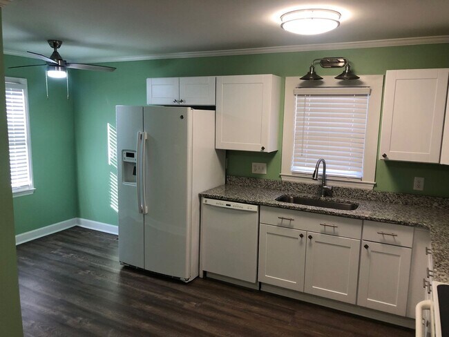 Building Photo - Four bedroom, 2 bath house in Burlington