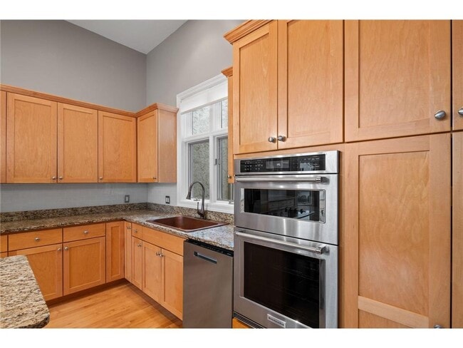 Building Photo - 517 River St