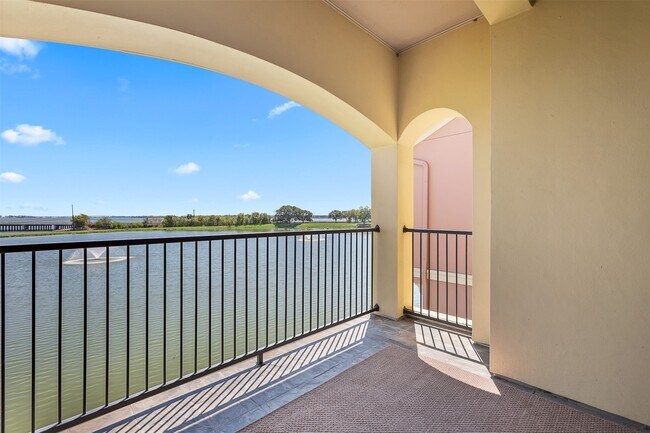 Building Photo - 17 Armand Shore Dr