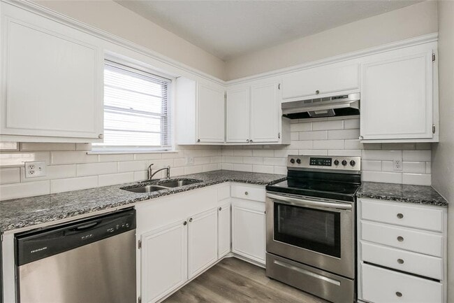 Building Photo - 929 W Idylwild Dr