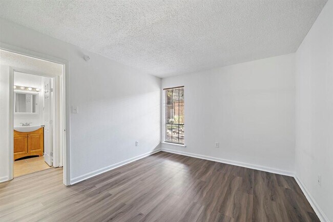 Building Photo - 711 Holiday Dr
