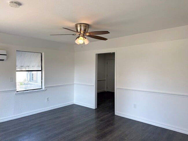 Building Photo - 3 bedroom / 2 bath