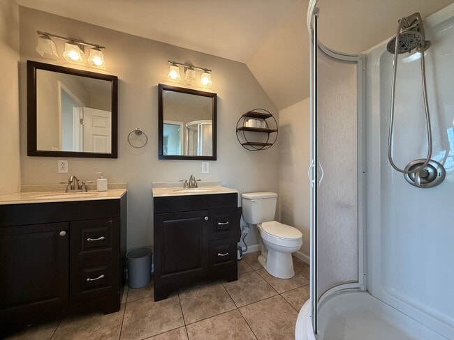 Building Photo - 3 Bedroom 3.5 Bathroom Home Located in Greeneville, TN