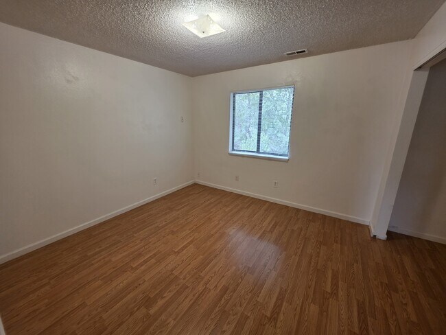 Building Photo - 987 Iowa Ave