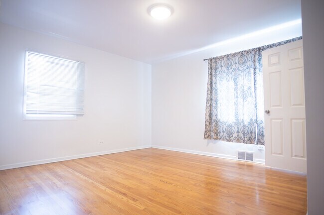 Building Photo - 2428 W Berwyn Ave