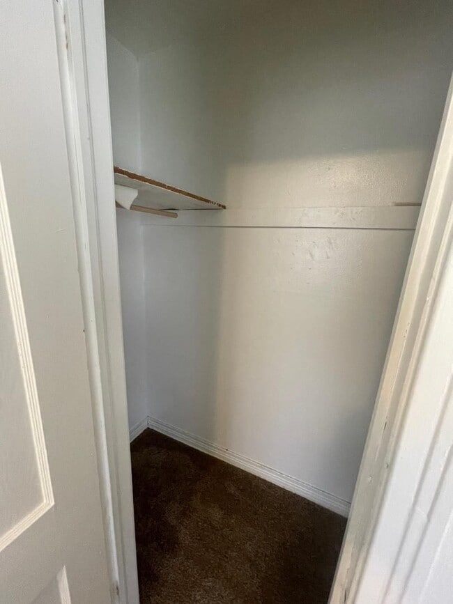 Building Photo - 1 Bedroom 1 Bathroom Duplex For Lease 8/4/...