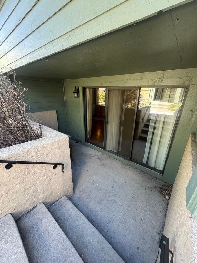 Building Photo - 2 Bedroom Codo in Rockrimmon