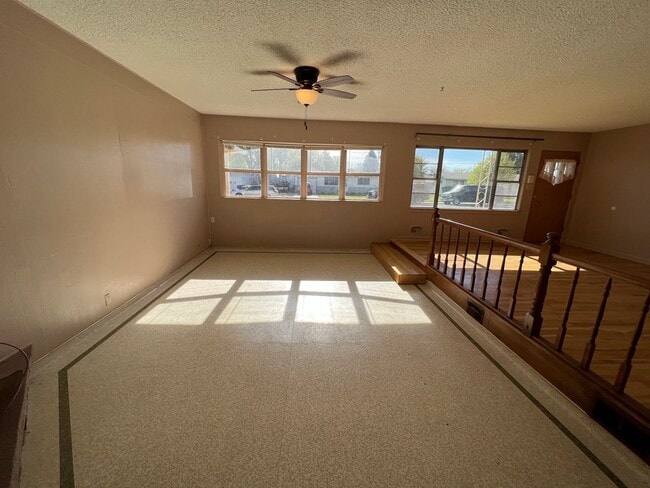 Building Photo - 3 Bed 2 Bath House with Attached 2 Car Garage & Trailer Parking