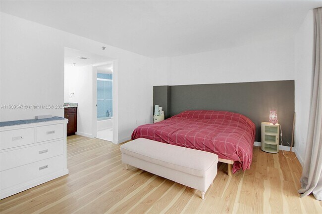 Building Photo - 1621 Collins Ave