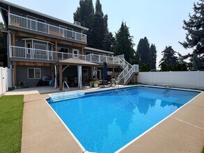 Building Photo - Executive 5 bed/4 bath home, POOL with pool service, decks with VIEWS, two kitchen/living room ar...