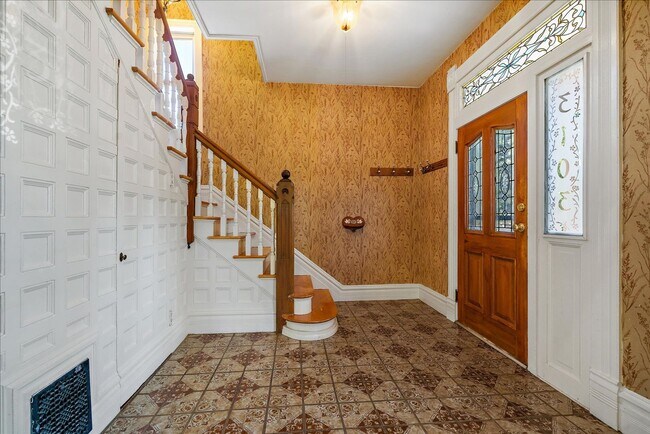 Building Photo - Beautiful 3 Bedroom Victorian Home, With B...