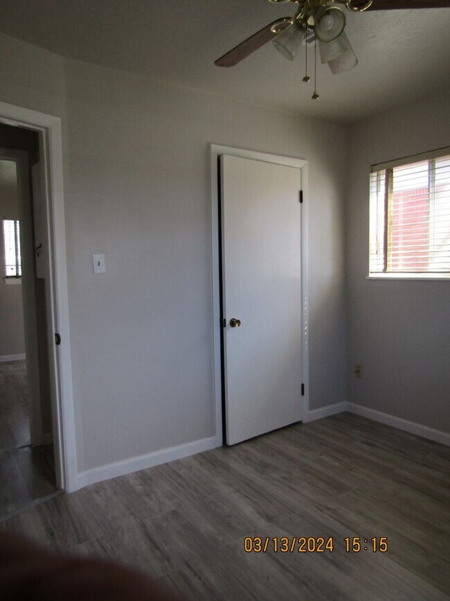 Building Photo - Freshly Painted/New Flooring Home!! Pets N...