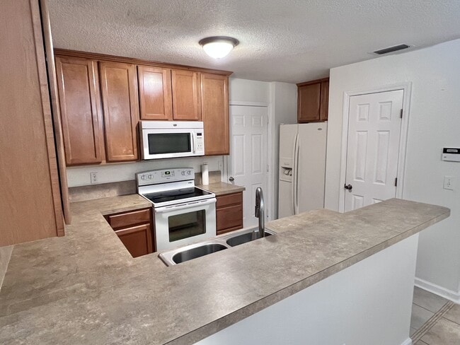 Building Photo - 302 Cherry Way