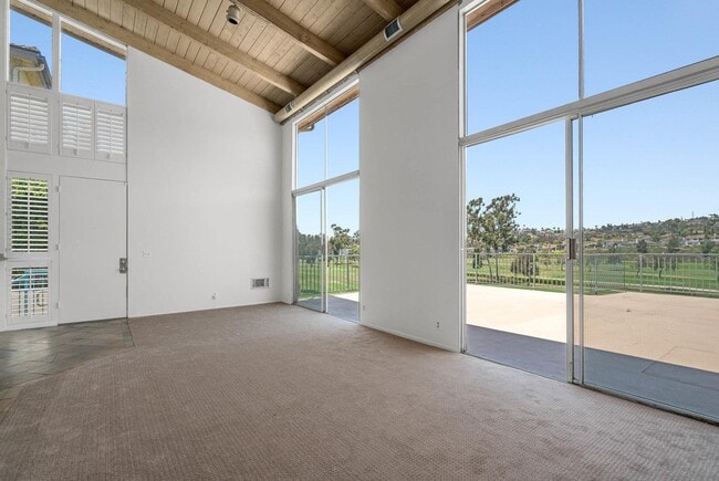 Building Photo - 2544 Navarra Dr