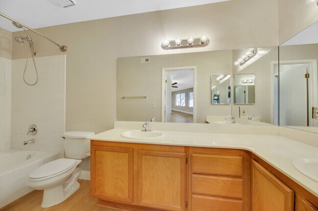 Building Photo - Renovated Downstairs 2 Bedroom Condo