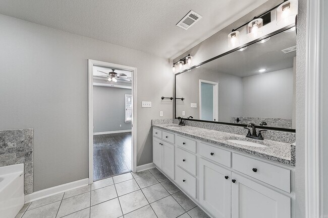Building Photo - 15 Cimarron Cir
