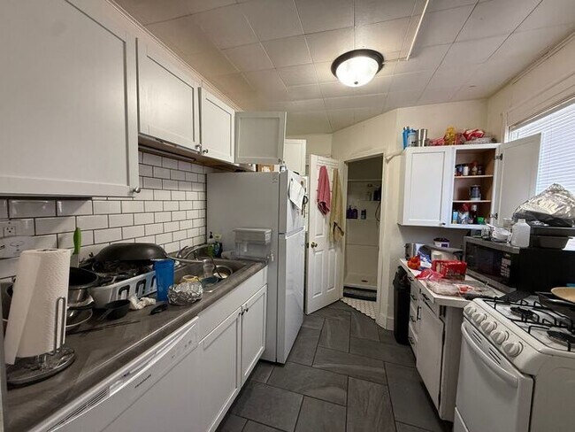 Building Photo - $2,800 | 4 Bedroom, 2 Bathroom House | NO ...