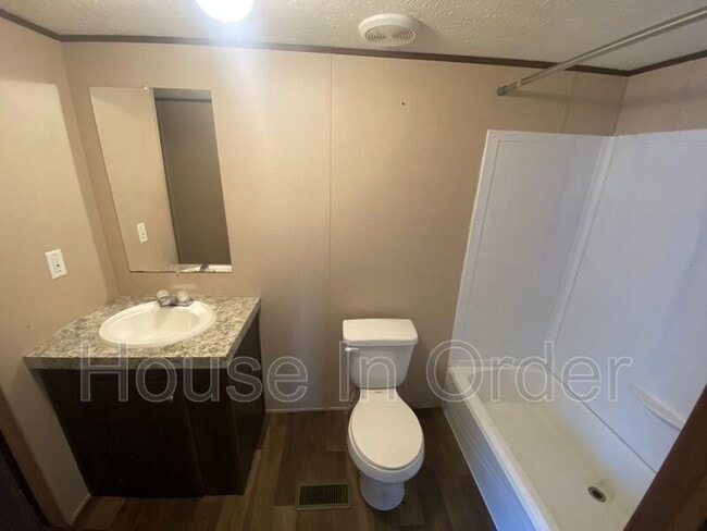 Building Photo - 124 Shamrock Park Dr