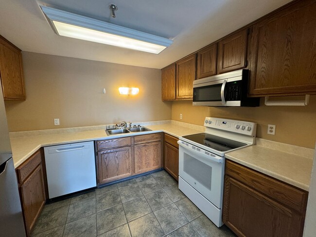 Building Photo - Spacious 3-Bedroom 3 Bath Condo on Ascutne...