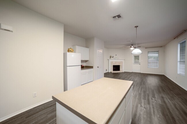 Building Photo - 27110 Saddlefoot Way