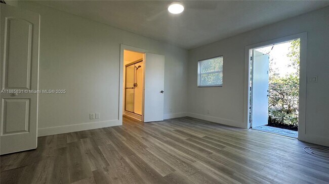 Building Photo - 1109 NE 6th Ave