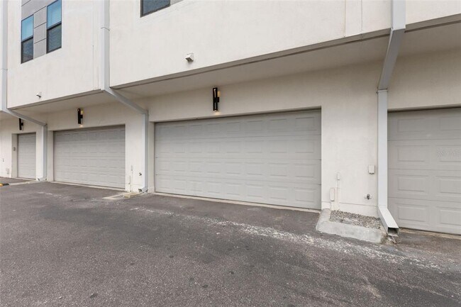 Building Photo - 401 N Oregon Ave