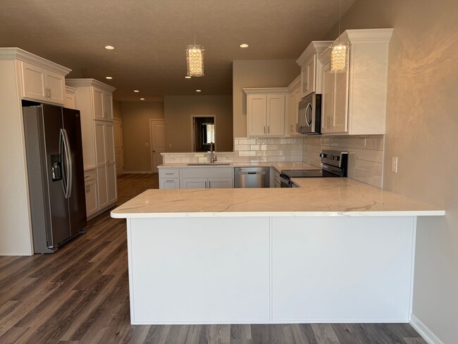 Building Photo - 2 bedroom/2.5 bathroom ranch townhome