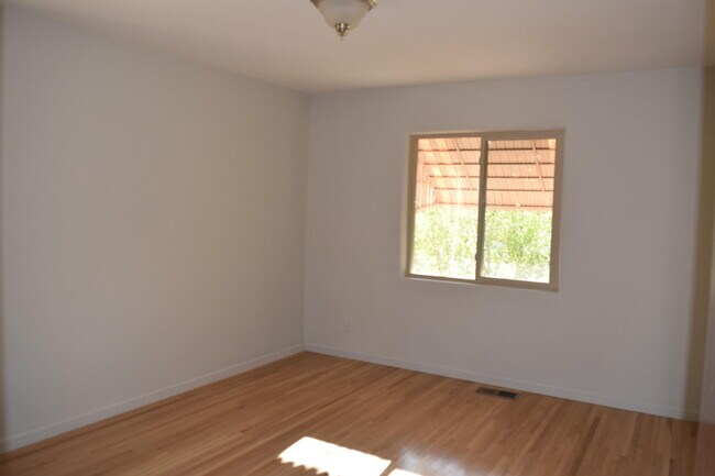 Building Photo - 204 Monroe St NE