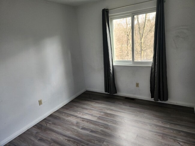 Building Photo - 944 Ravine Dr