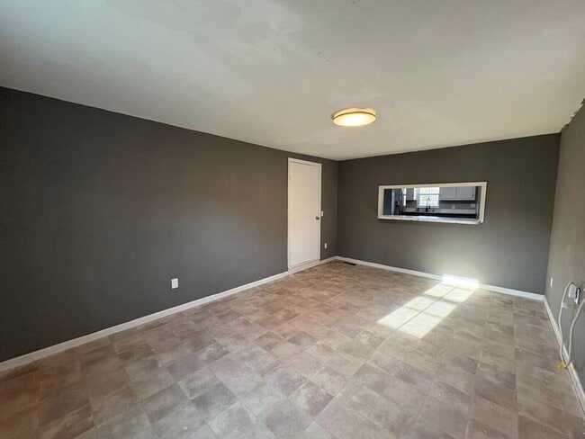 Building Photo - 721 Litchfield Ln