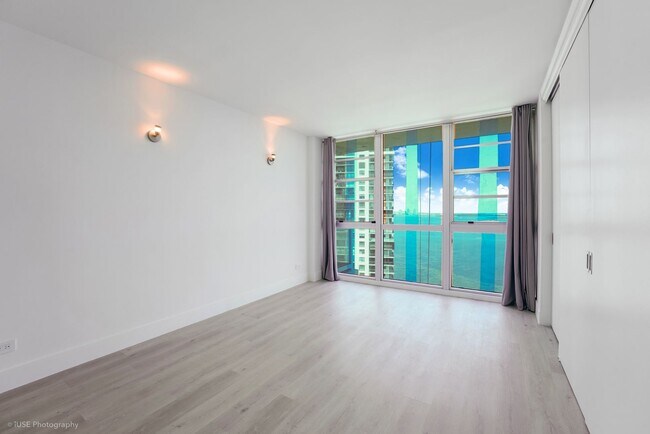Building Photo - Stunning Waterfront Living in South Brickell