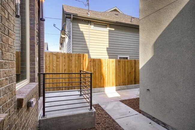 Building Photo - 3 bedroom / 3.5 bath Townhome + 2 Large Flex Spaces & Spacious Roof Top Deck!