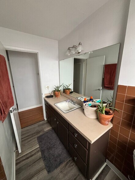 Building Photo - 1812 Northwestern Ave