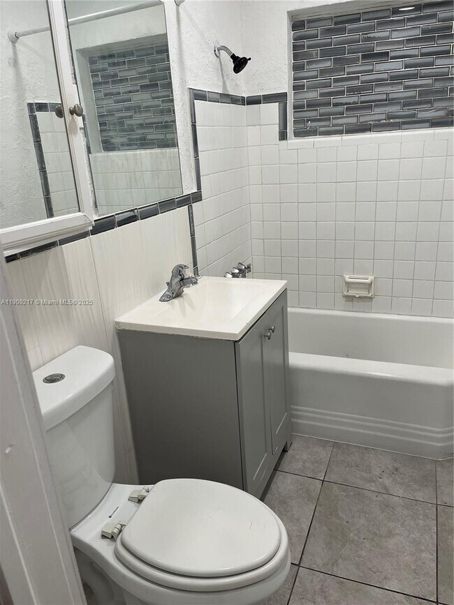 Building Photo - 1625 NW 9th Ave