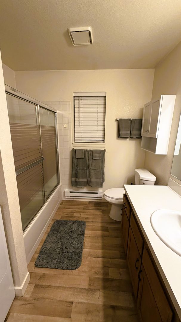 Building Photo - Furnished unit with huge backyard.