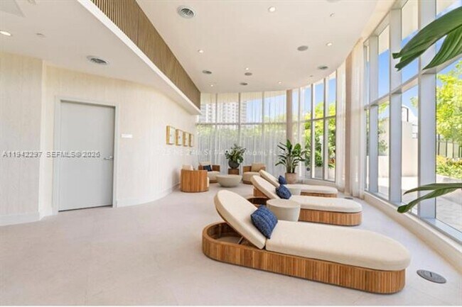 Building Photo - 700 NE 24th St