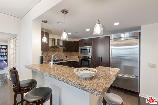 Building Photo - 13650 Marina Pointe Dr