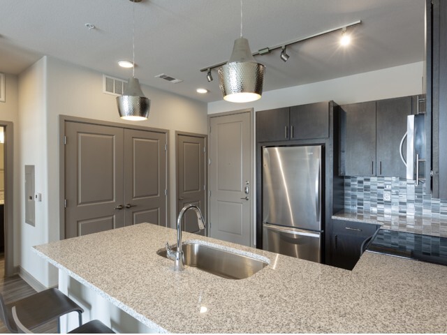 Apex Deluxe - Kitchen - Northside Apartments