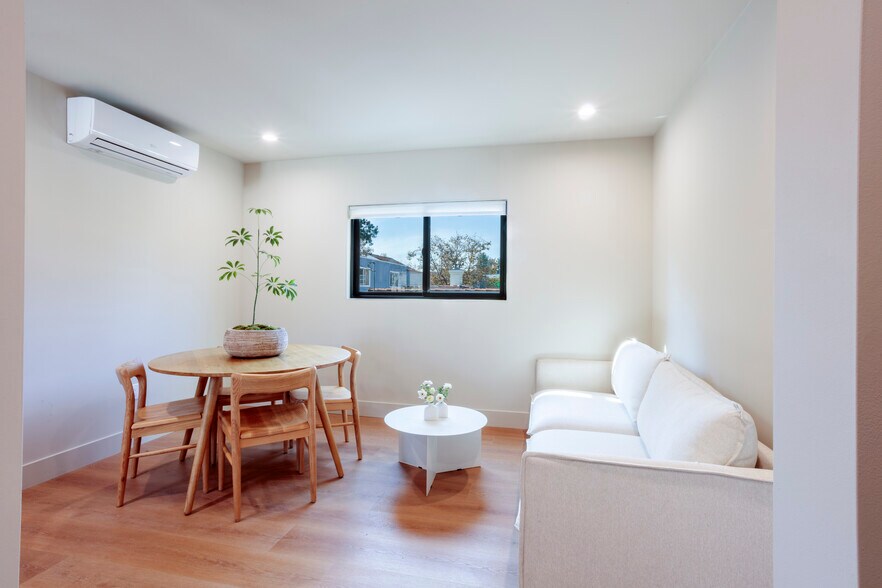 Building Photo - 6900 Willoughby Ave