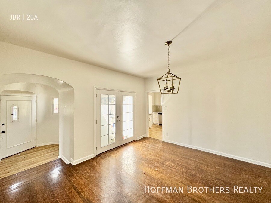 Building Photo - 302 N Mansfield Ave