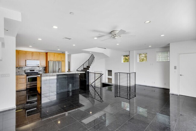 Building Photo - 3 Bed 3 Bath Ocean View, Penthouse "Mark Singer" Residence in Downtown Laguna Beach