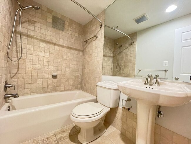 Building Photo - Private 1 Bedroom/1 Bath