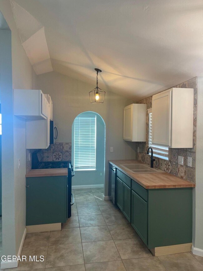 Building Photo - 1516 Greg Powers Dr