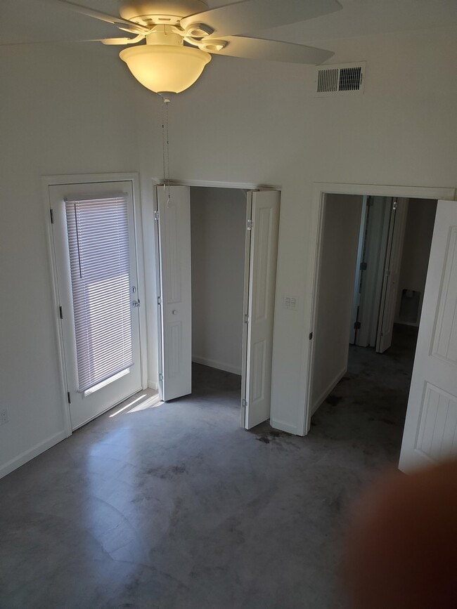 Building Photo - 1130 E Winnie Pl