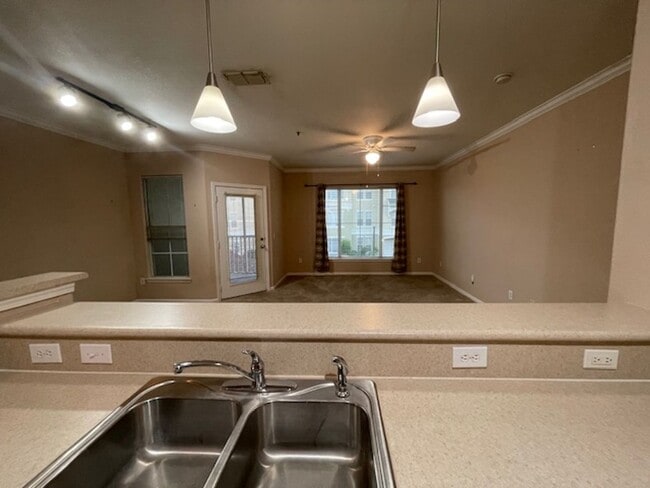 Building Photo - Gardens of Bridgehampton - 1 bed - 1 bath
