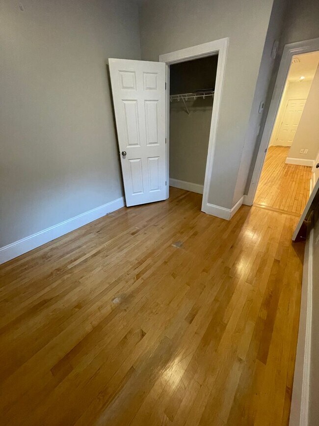 Building Photo - Avl NOW - No Fee! Renovated 1.5BR in Allst...
