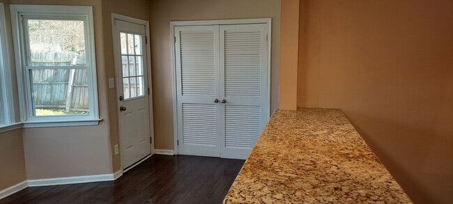 Building Photo - Magic Hollow