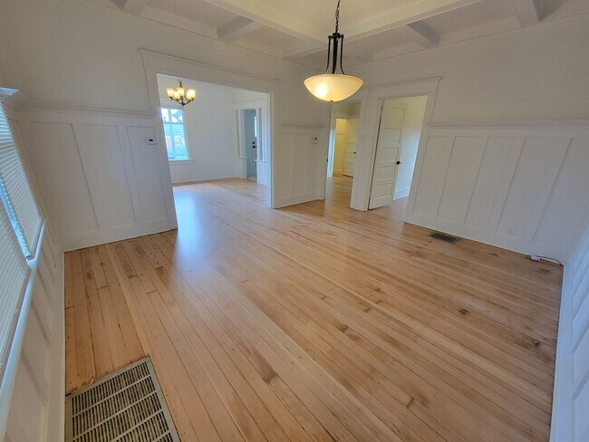 Building Photo - Don’t Miss This! Spacious 2 Bed, 2 Bath in North Portland