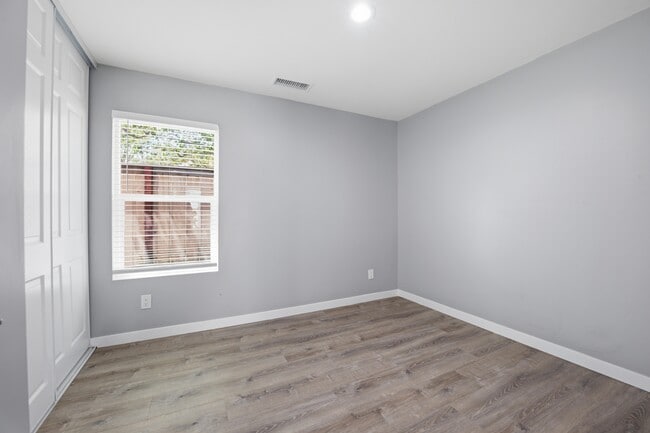 Building Photo - 2423 Smokewood Pl