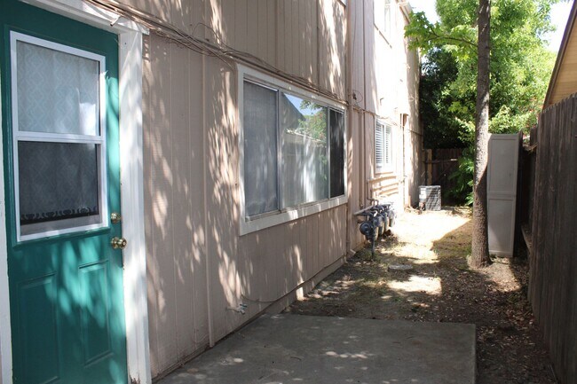 Building Photo - 2213 Roselake Ave